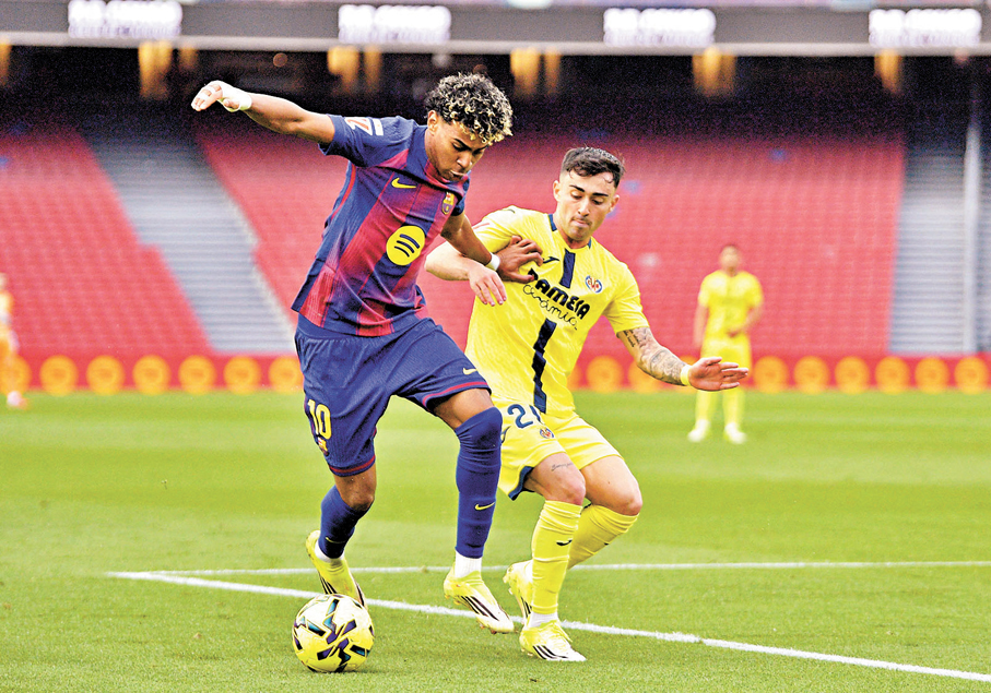 ●耶馬（左）在比賽中。  法新社