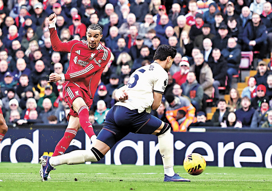 ●艾基迪基（左）替利物浦先開紀錄。  路透社