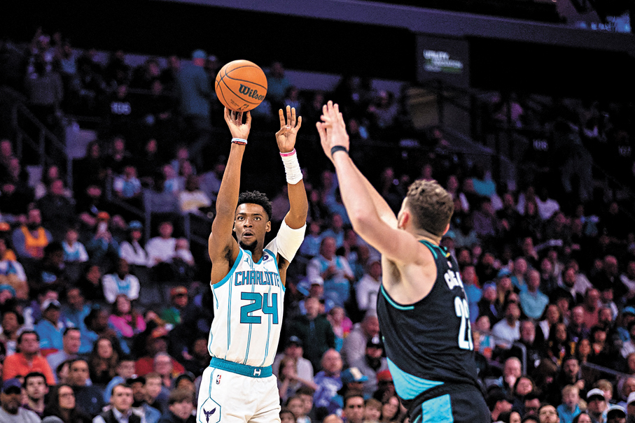 ●班頓米拿（左）是黃蜂贏波最大功臣。  路透社