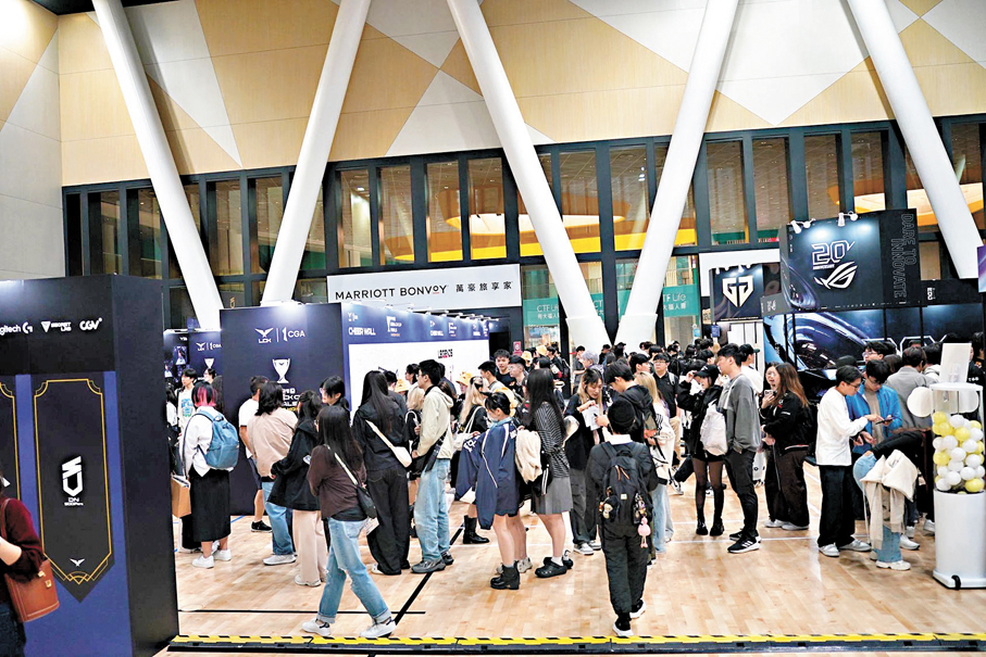 ●場外嘉年華人頭湧湧。