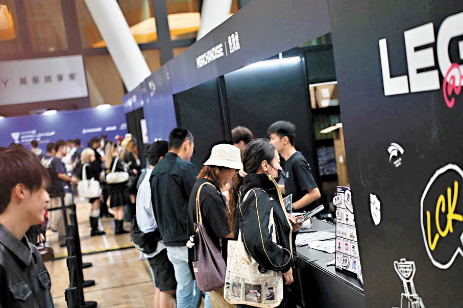 ●觀眾正在選購紀念品。