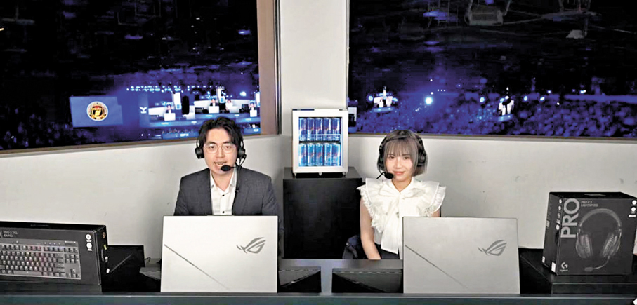 ●彭泳熙（右）為今次賽事擔任評述，背後投入大量時間準備。 直播截圖