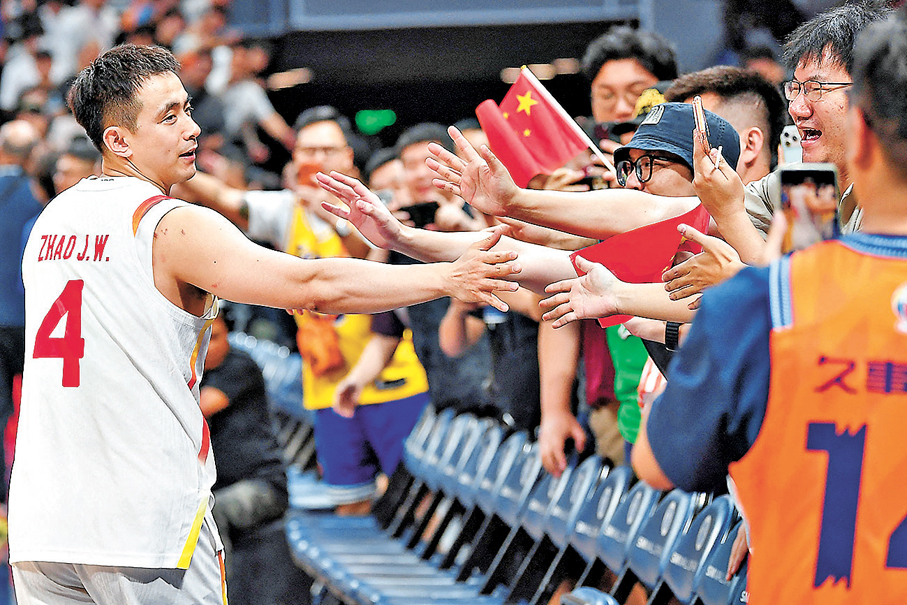 ●趙繼偉（左）賽後與球迷擊掌。 法新社