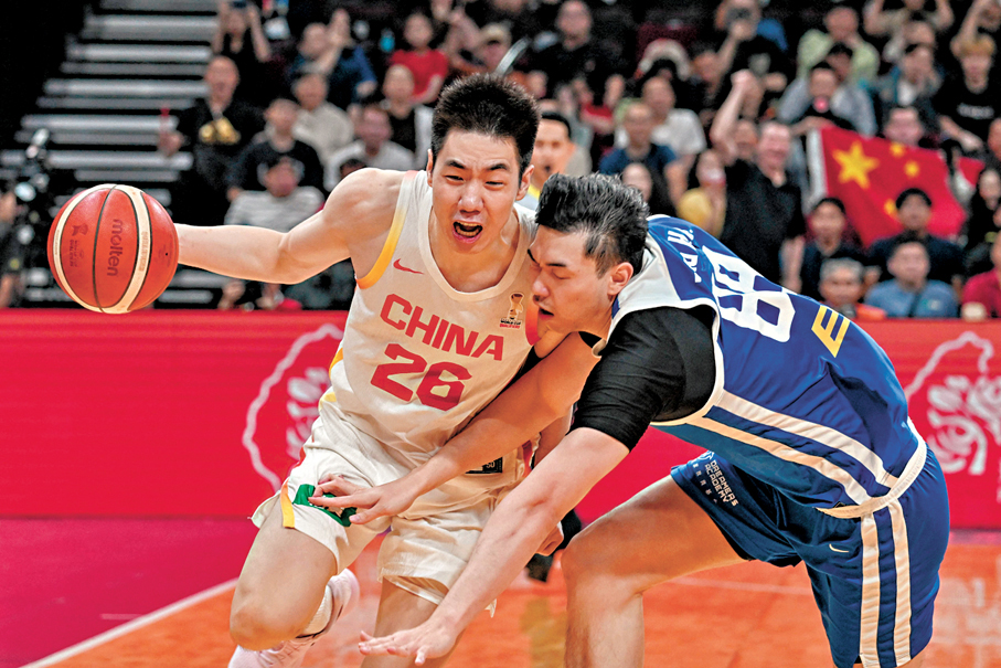 ●中國男籃（白衫）在一度落後11分的情況下，最終反勝中國台北。 法新社
