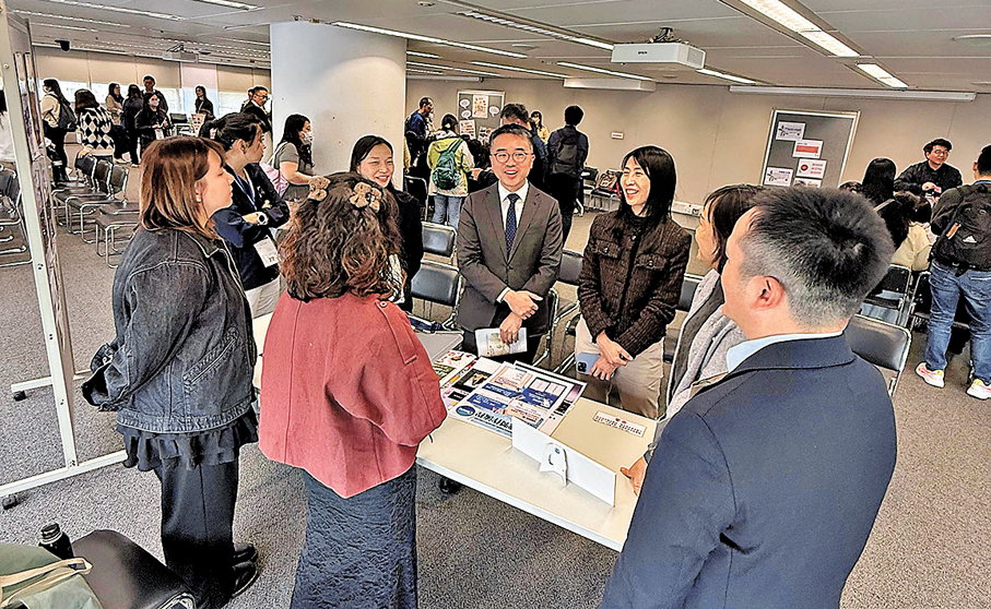 ●教育局副局長施俊輝與特殊教育需要統籌主任分享運用人工智能（AI）支援有特殊教育需要學生的經驗和心得。 