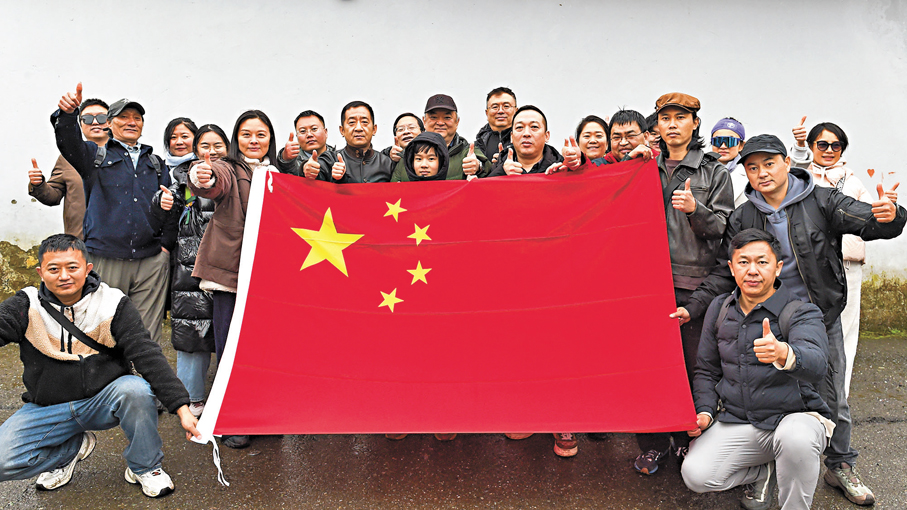 ●從伊朗撤離的中國公民在阿塞拜疆南部阿斯塔拉口岸合影。 新華社