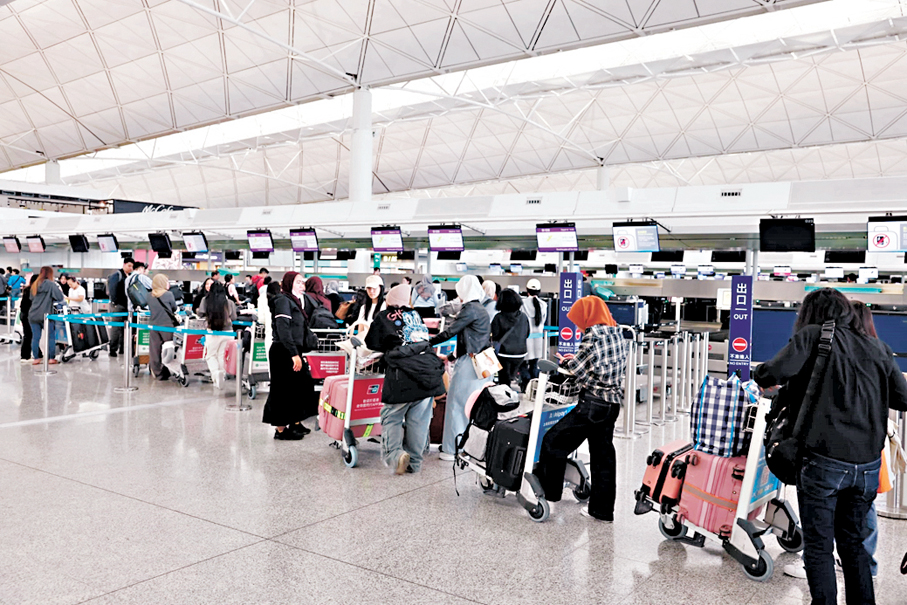 ●香港機場有大量趕搭飛機的市民和旅客。  香港文匯報記者劉友光 攝