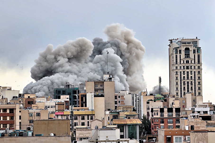 ●德黑蘭持續遭到空襲，有建築物冒煙。  美聯社