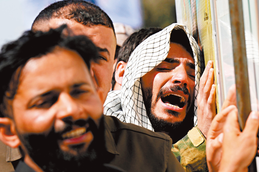 ●真主黨人員喪生，親屬在葬禮上悲痛不已。  美聯社