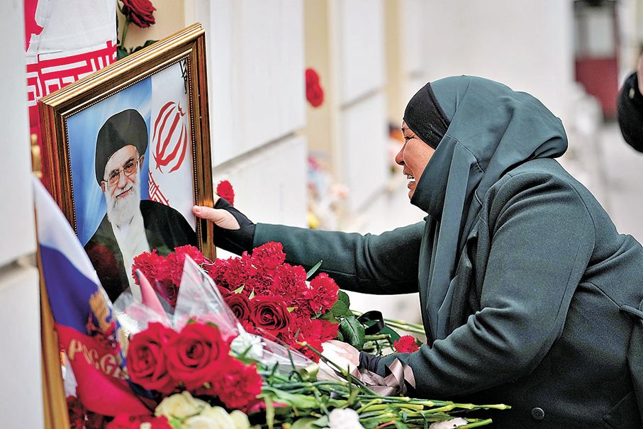 ●在莫斯科伊朗大使館外，一名婦女對着哈梅內伊的畫像哭泣。  美聯社
