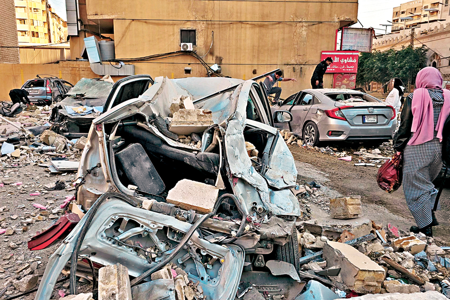 ●貝魯特南部郊區中彈，汽車被毀。 法新社