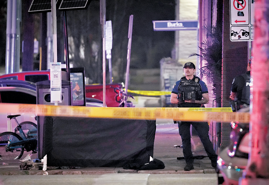 ●警員在槍擊案現場戒備。  美聯社