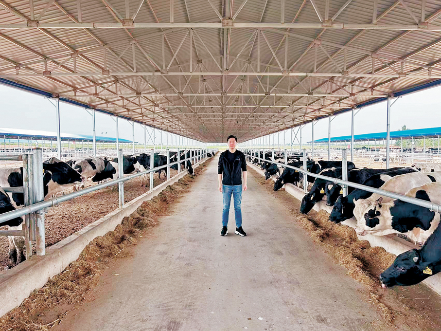 ●吳傑莊將於兩會提出設立「區塊鏈農業專項基金」，讓內地農產品做到安全可驗證。圖為他到遼寧農場調研。受訪者供圖