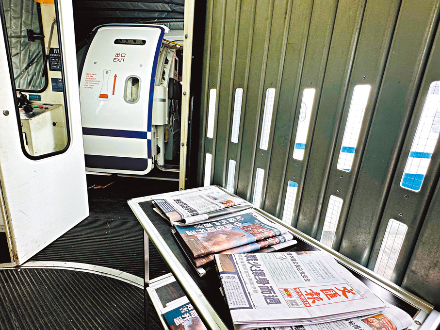 ●香港文匯報記者昨日登機前，望到擺放在飛機入口架子上的香港《文匯報》。香港文匯報記者嚴少阡 攝