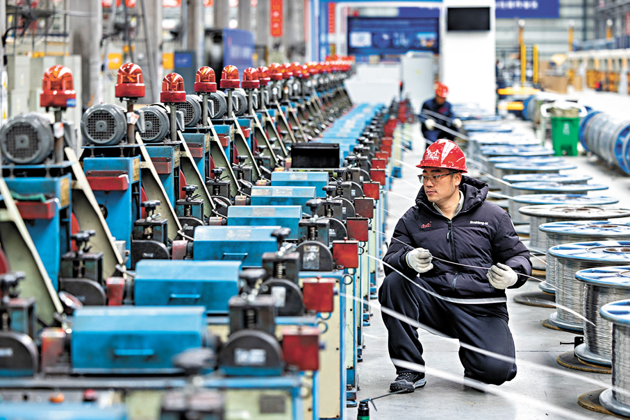 傳統產業 ●2月24日，工人在位於江蘇省泰州市海陵區的江蘇金橋焊材科技有限公司生產線上忙碌。 新華社