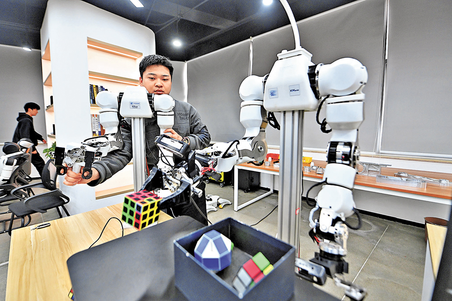 ●2月27日，在位於天津濱海高新區的天津木牛流馬科技發展股份有限公司，工作人員對一款具身機器人進行測試驗證。 新華社