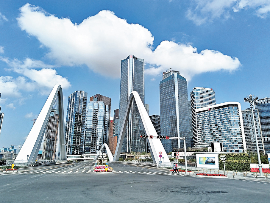 ●專家料北上深仍然在核心區域保留限購。圖為深圳前海城區。 資料圖片