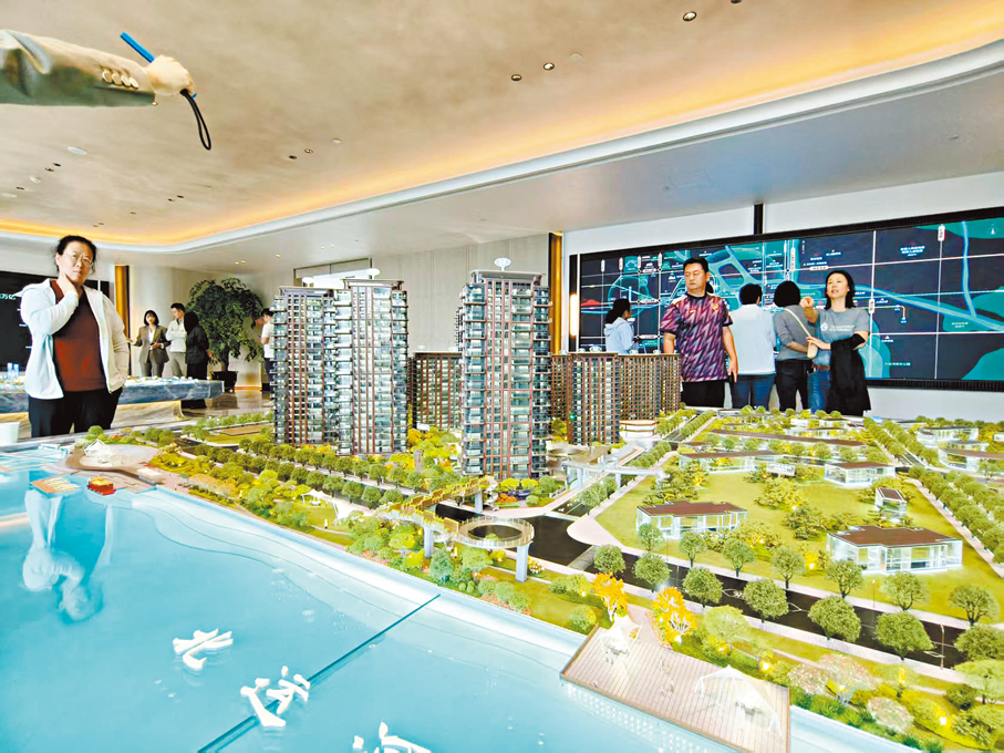 ●內地房地產市場在「十四五」時期經歷深度調整。圖為北京城市副中心新盤售樓處。香港文匯報記者王玨  攝