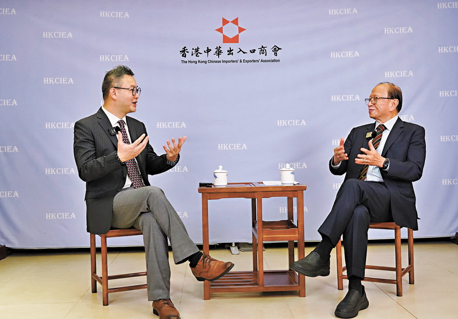 ●貝鈞奇（右）接受《經「湋」論》主持陳湋銘採訪。 香港文匯報記者曾興偉  攝