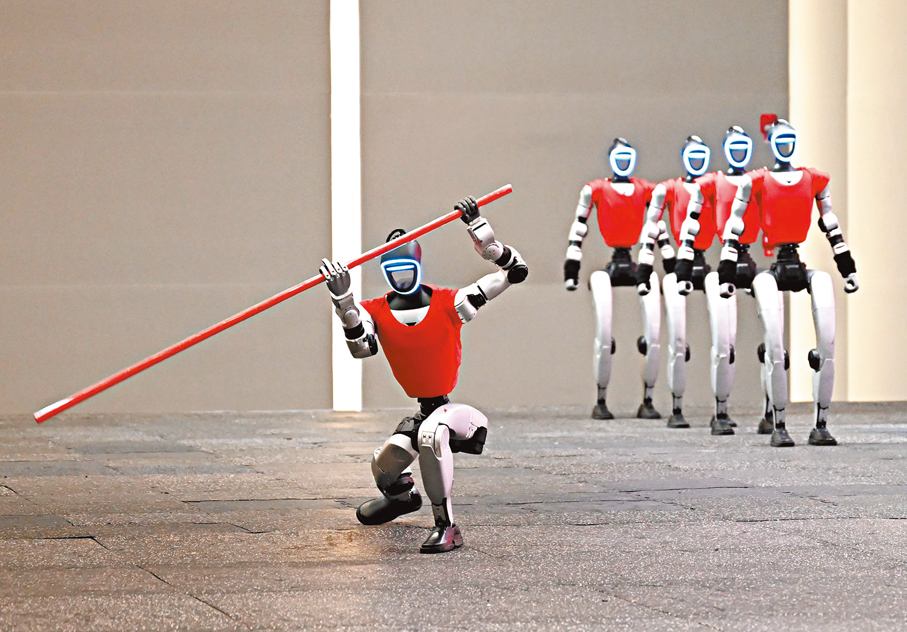 ●機器人正擺脫傳統被動工具的形象。圖為人形機器人進行武術表演。  中新社