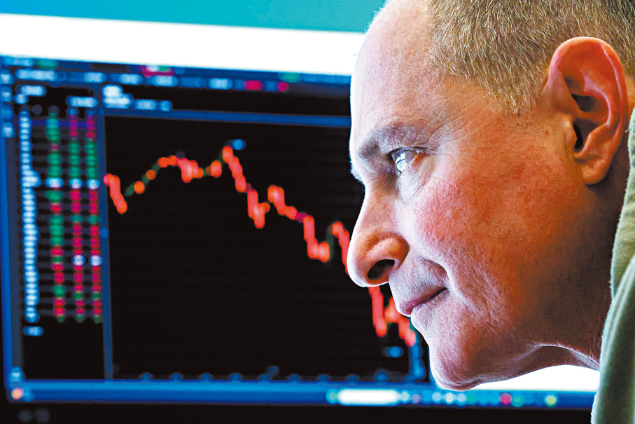 ●中東局勢緊張等風險因素影響下，美股等風險資產價格震盪。圖為紐約證券交易所交易員。 路透社