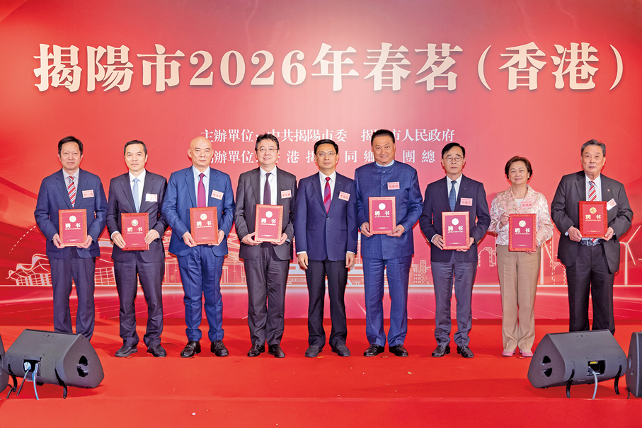 ●曾風保（中）為招商大使頒發證書。