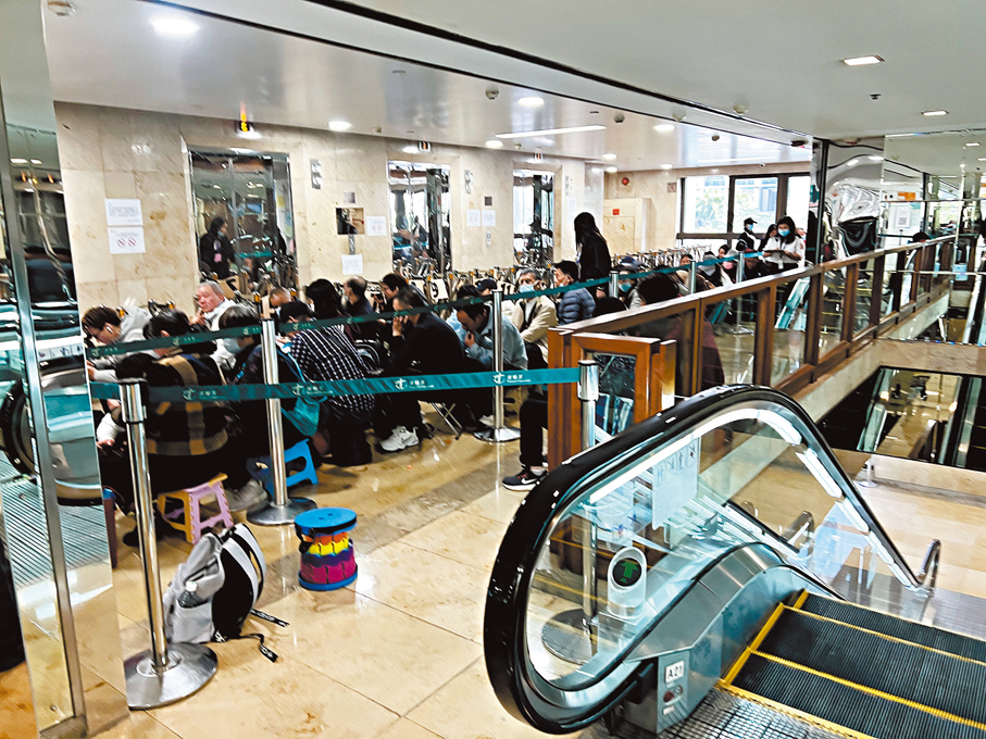 ●香港文匯報１月初揭露，位於金鐘統一中心的運輸署牌照事務處長期有多人通宵排隊霸位。 資料圖片