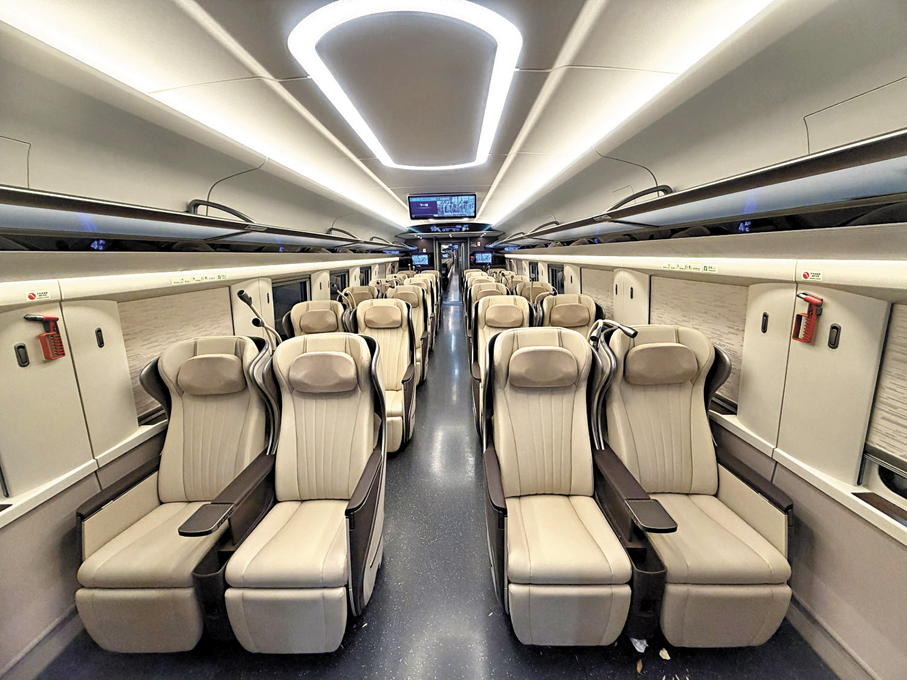 ●「優選一等」席別車廂採用「2+2」座位布局，每張座椅採用半包圍結構及獨立私密罩設計。 港鐵供圖