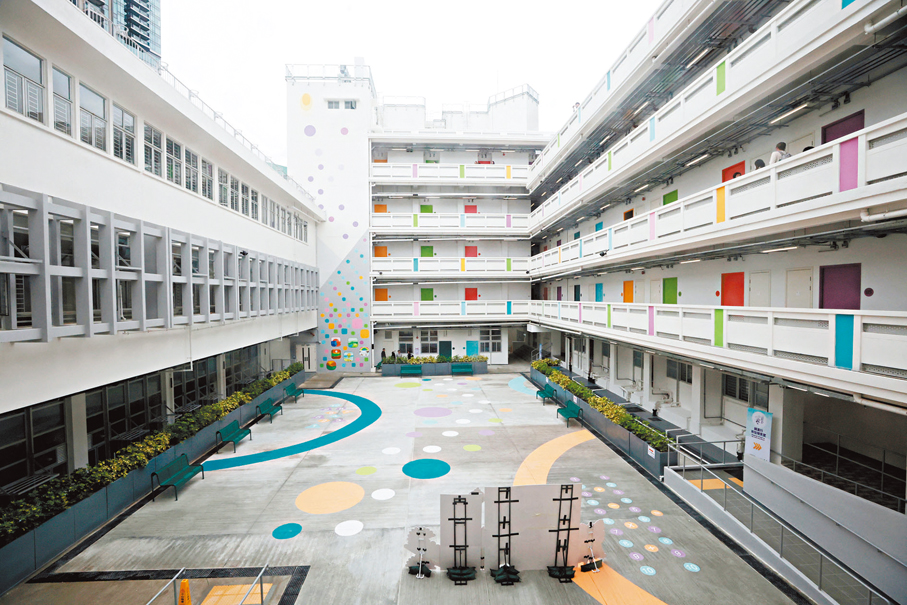 ●九龍灣彩石里簡約公屋項目由校舍改建，提供148個單位，內部色彩繽紛。 香港文匯報記者郭木又  攝