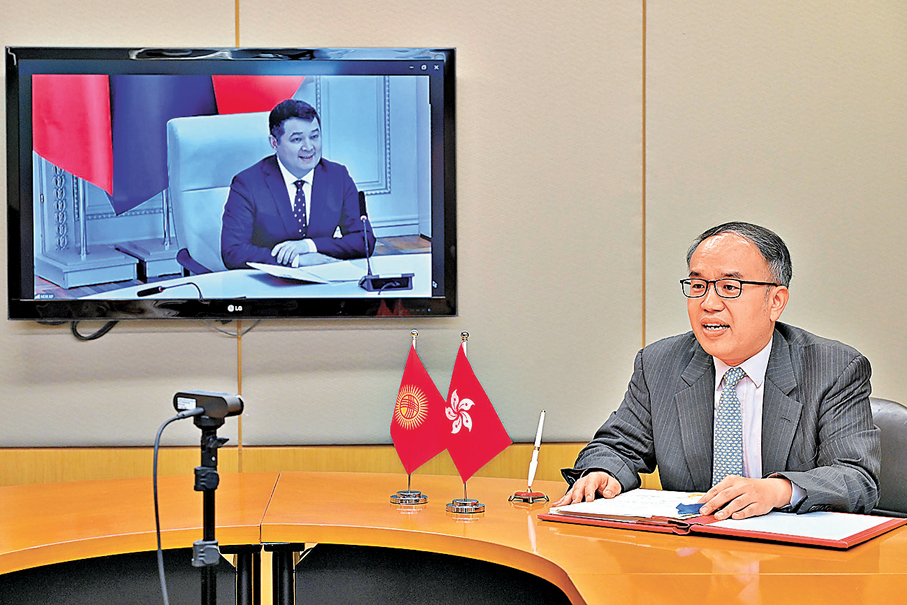 ●財庫局局長許正宇（右）昨與吉爾吉斯共和國簽訂稅務協定。 政府新聞處圖片