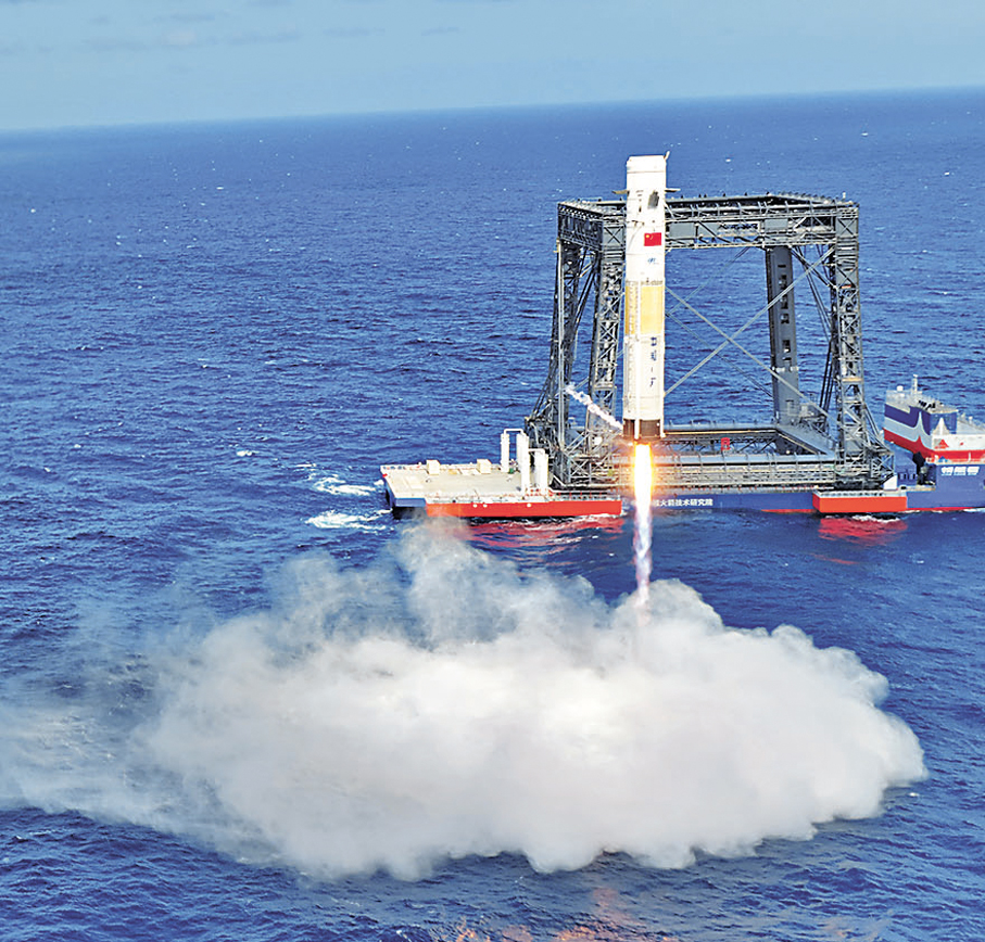 ●國家加快構建同科技創新相適應的科技保險體制機制。圖為今年2月11日，長征十號運載火箭一級箭體按程序受控安全濺落於預定海域。 資料圖片