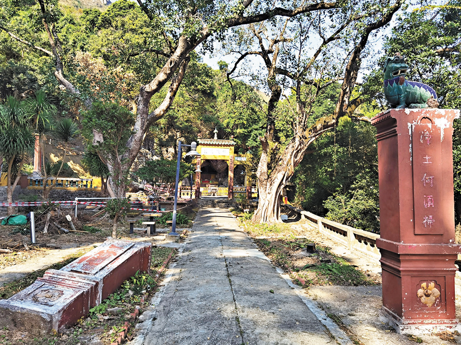 ●杯渡岩前方園子裏的四方柱，一根悄然獨立，一根斜臥路旁。 作者供圖