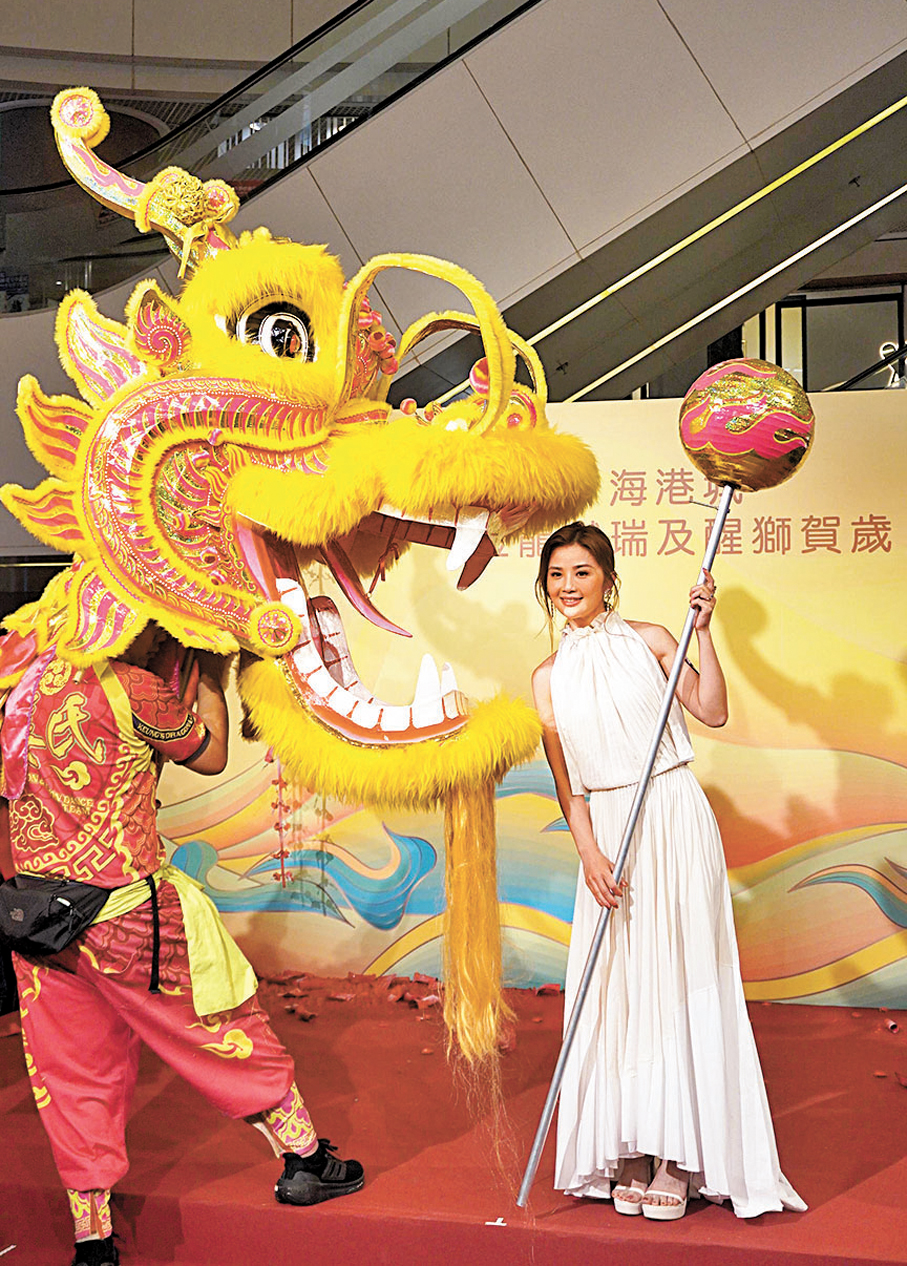 ●阿Sa玩轉「金龍戲珠」。 香港文匯報記者子棠  攝