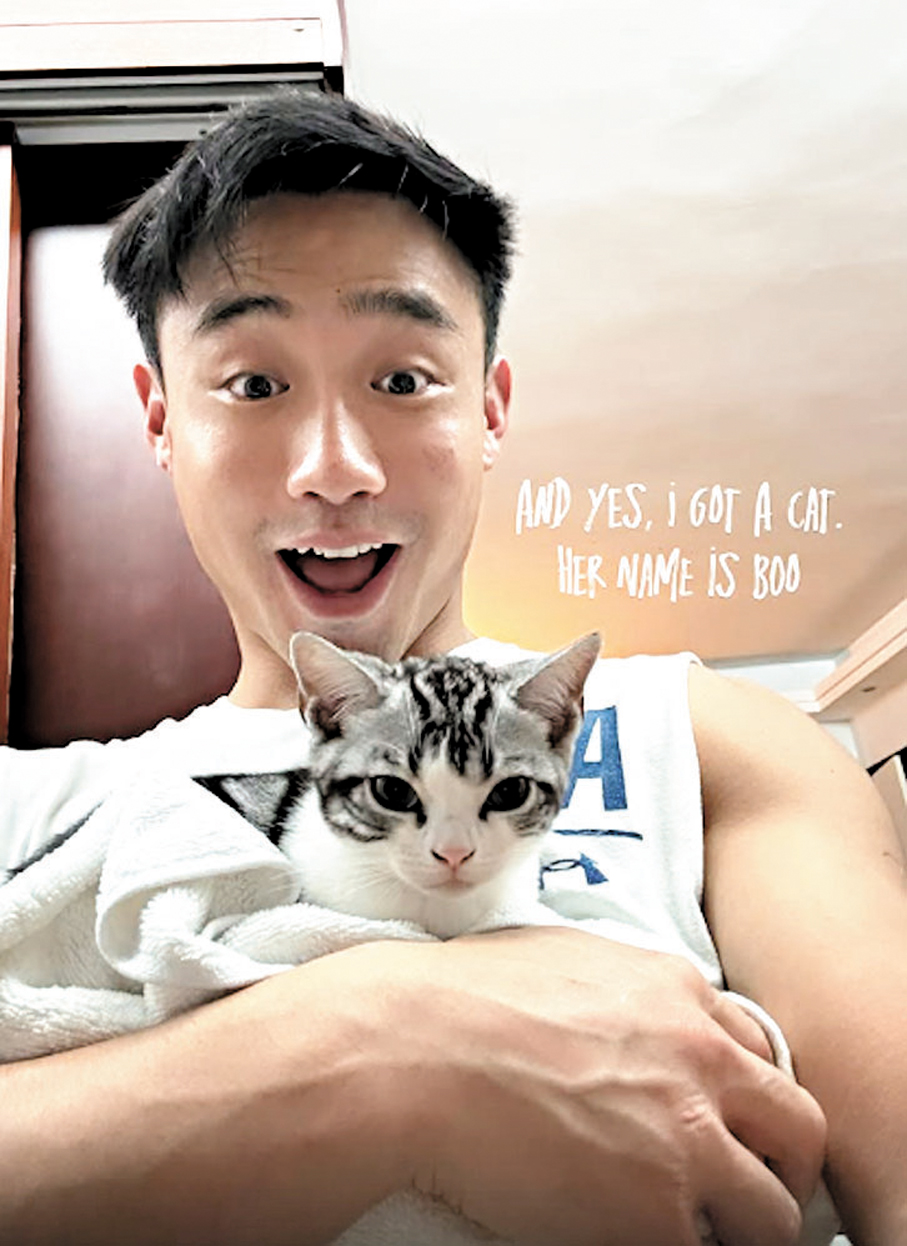 ●Elvis曾抱着阿Sa的愛貓合照。 網上圖片