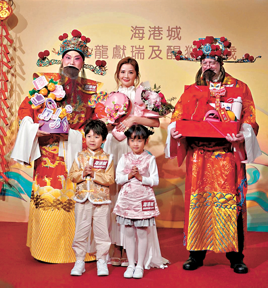 ●阿Sa獲中西兩大財神獻寶。    香港文匯報記者子棠  攝