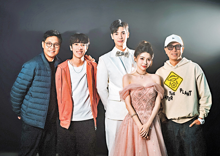 ●李克勤與眾主創合影留念。   大會供圖