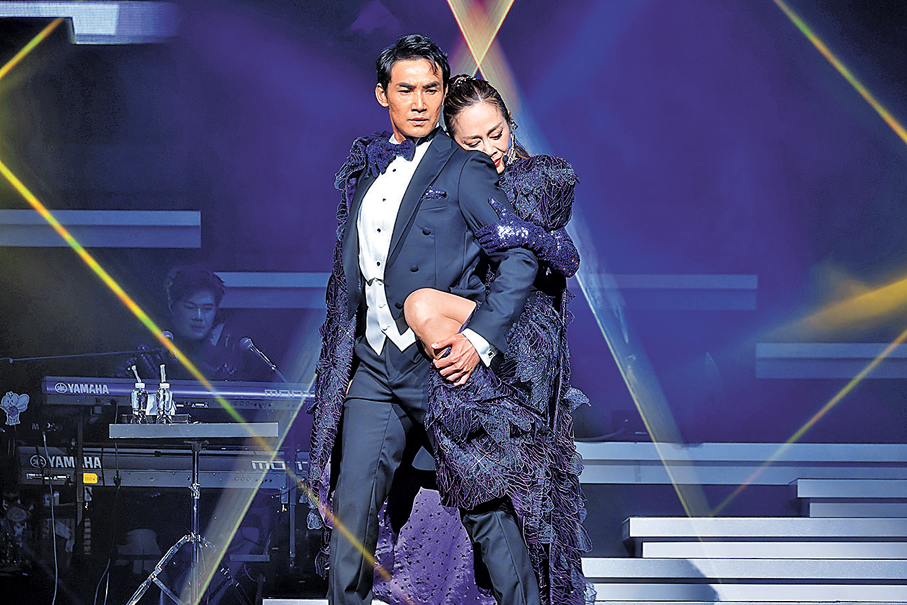 ●張鐸與陳松伶夫妻檔共舞。