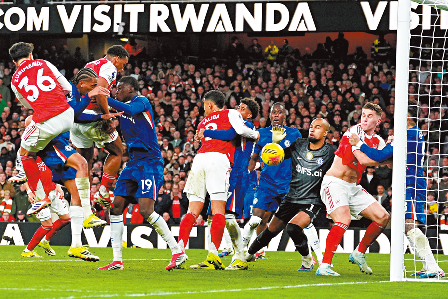 ●添巴（左三）替阿仙奴奠勝。  美聯社