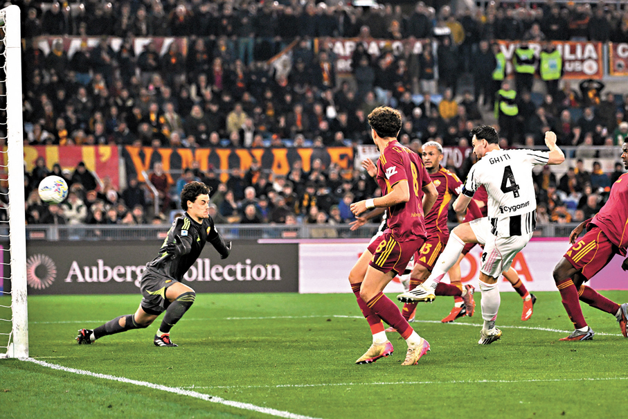 ●加迪（4號）替祖記搶回一分。  美聯社