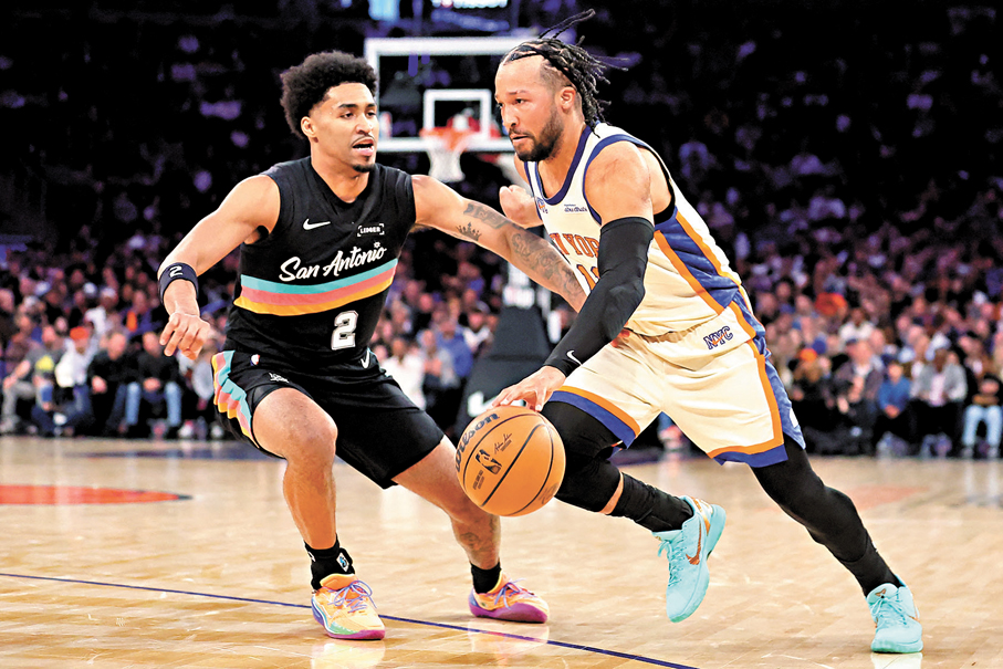 ●紐約人後衛賓遜（右）運球突破。  路透社