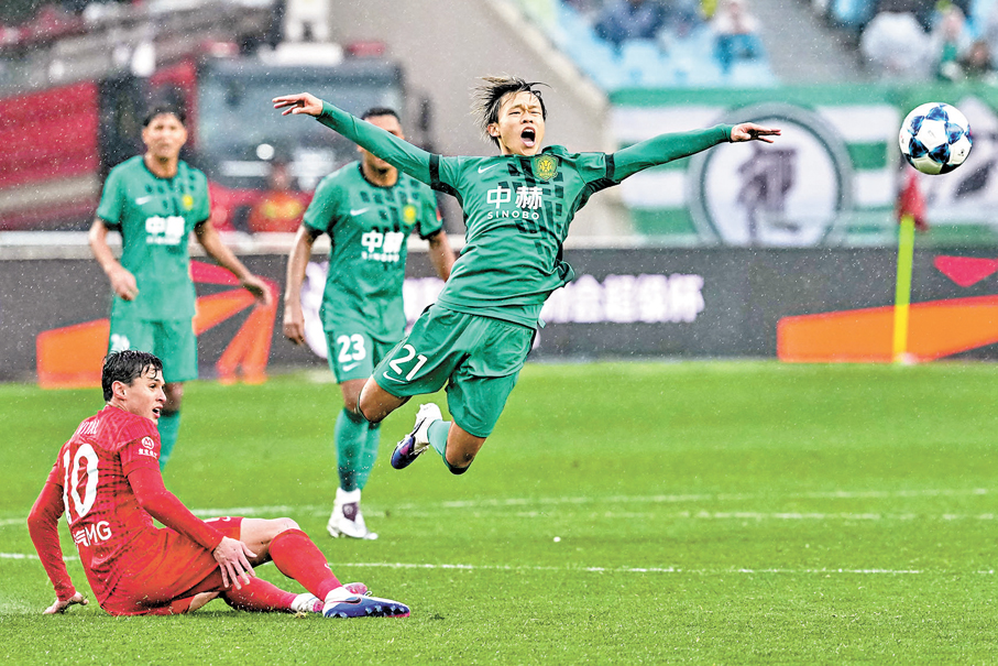 ●茹子楠（右）剛代表北京國安出戰超級盃。 新華社