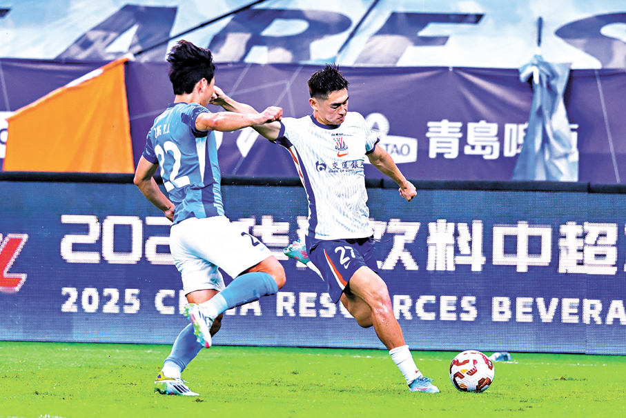 ●陳晉一（右）已站穩上海申花正選左閘位置。  資料圖片