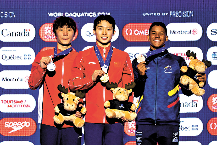 ●王宗源（中）和鄭九源（左）在頒獎儀式上。  美聯社