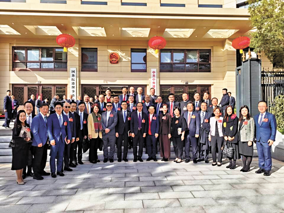 ●一眾港區全國人大代表、港區全國政協委員參觀中共中央港澳工作辦公室、國務院港澳事務辦公室新辦公樓。 受訪者供圖