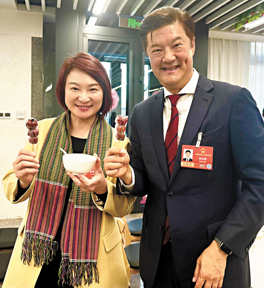 ●李慧琼（左）與姚祖輝品嘗北京小食。