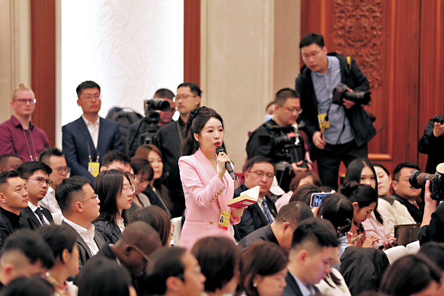 ●香港文匯報記者在全國政協十四屆四次會議新聞發布會上提問。香港文匯報北京傳真