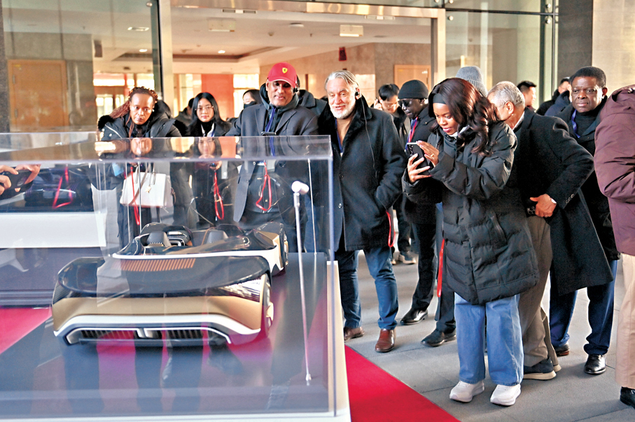 ●劉結一3日表示，中國堅持推動高質量發展和擴大高水平對外開放。圖為早前駐華使節代表團在吉林省參訪。 資料圖片