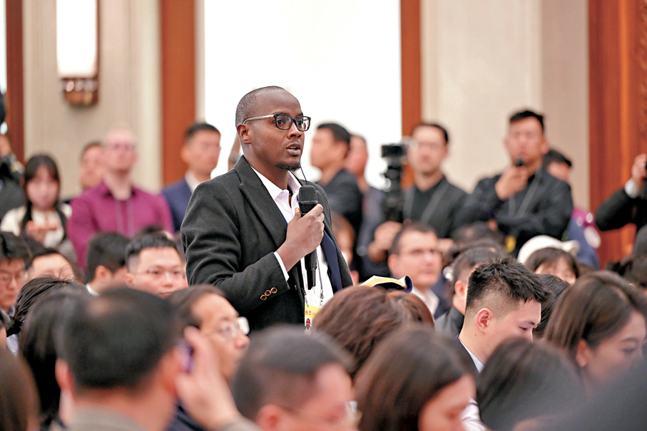 ●劉結一向中外媒體介紹本次大會有關情況並回答記者提問。這是記者在會上提問。 新華社