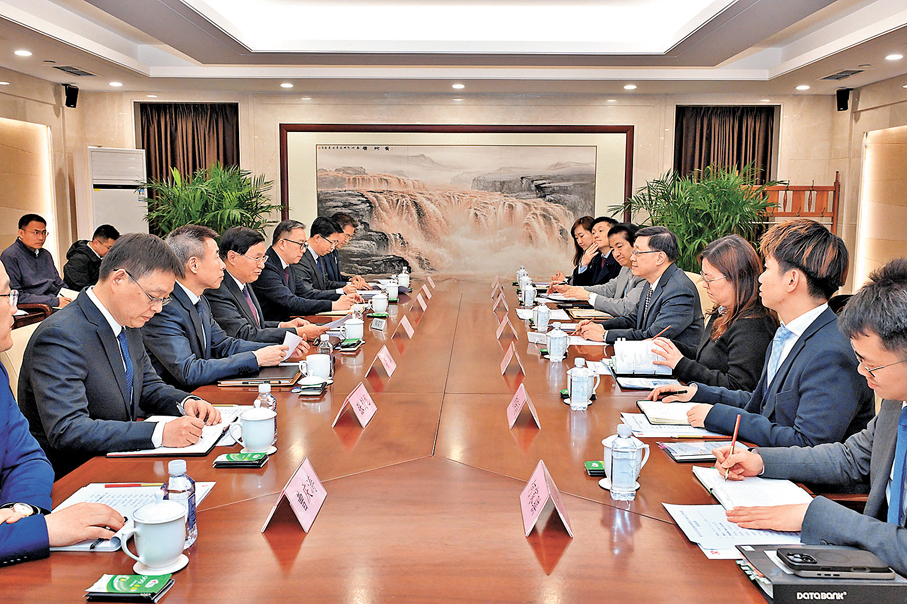 ●李家超（右四）昨日在北京與國務院國有資產監督管理委員會主任張玉卓（左四）會面。