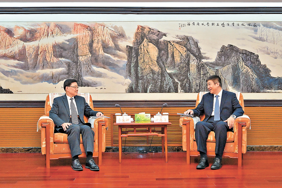 ●李家超（左）昨日在北京與中國民用航空局局長宋志勇（右）會面。